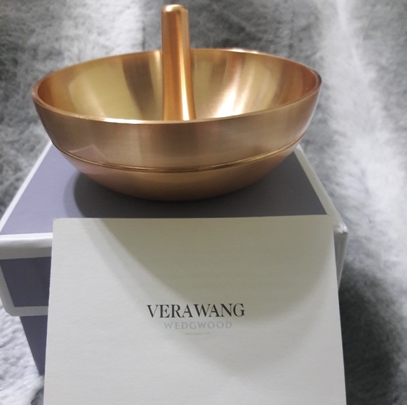 Vera Wang Wedgewood Jewelry - Vera Wang Wedgwood Love Knots ring holder Vera Wang Wedgewood Jewelry - Vera Wang Wedgwood Love Knots ring holder
